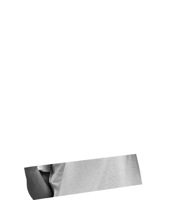 Estudante segurando carteirinha de estudante